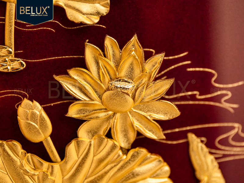 Tranh Hoa Sen Nền Đỏ Dát Vàng 24k KT 26x26cm